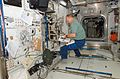 Астронавтът Ханс Шлегел работи в модула Кълъмбъс