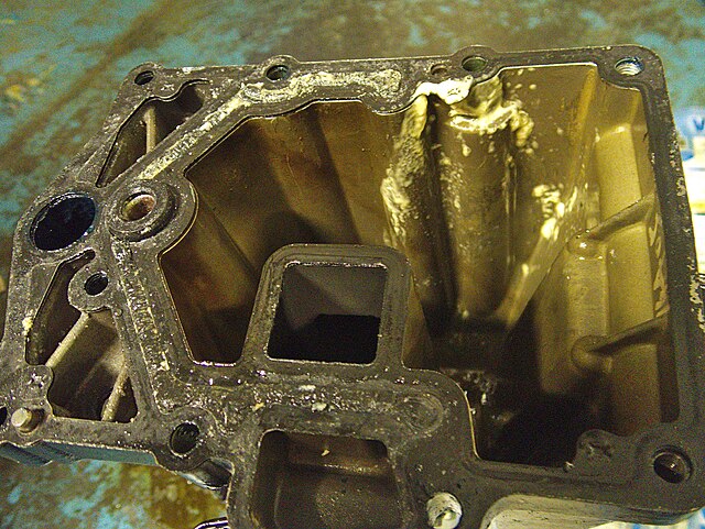 Interior and oil sump of an Tohatsu MFS30B outboard motor