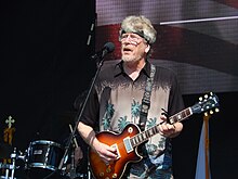 Yester preforming with the Lovin Spoonful in 2016