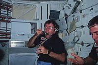 Jang jede tokom misije STS-9, 1983. godine