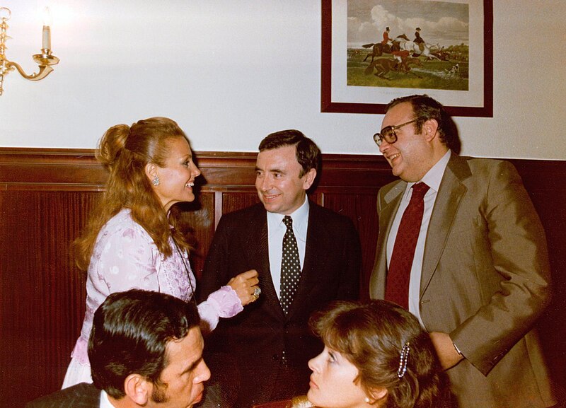 File:Josep Meliá conversa con el presidente de la Agencia EFE y la actriz Carmen Sevilla.jpeg