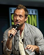 Law at the 2018 San Diego Comic-Con Jude Law 2018 (2).jpg