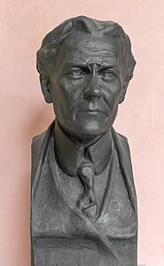 Julius von Schlosser (1866-1938), Mr. 94 bust (bronze) in the Arkadenhof of the University of Vienna 2384-HDR.jpg