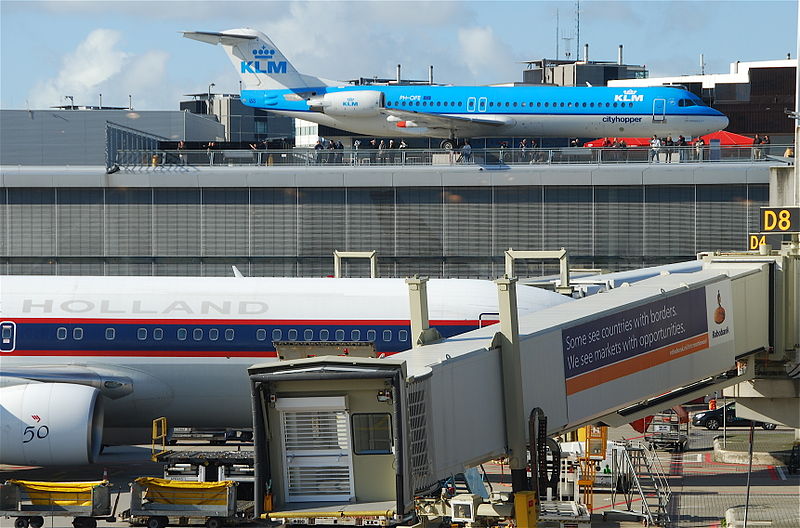 File:KLM Cityhopper Fokker 100; PH-OFE@AMS;18.10.2011 627bf (6312960996).jpg