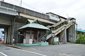 架空的海部站以及天橋下的舊海陽町觀光案內所（現改為「海部森林」町民交流中心） （2016年7月）