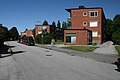 English: The intersection of Kakelvägen (Tile Road) and Grävarvägen (Excavator Road) in the neighbourhood of Rådmansvången in Lund, Sweden, looking northwest. Svenska: Nordvästlig vy från korsningen av Kakelvägen och Grävarvägen på i Lund.