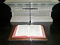 Kanzelaltar mit Bibel, Kreuz & Spruchband.jpg