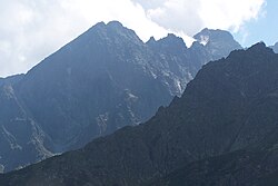 Zleva dva vrcholy Kežmarských štítú, mrak se opírá o Vidlové veže, Lomnický štít