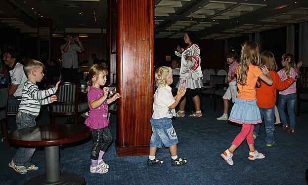 Kinderspiele am Abend in einem Hotel in Hurgada. .