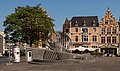 Kortrijk, Skulptur (de Golf van = die Welle von Olivier Strebelle) am Platz Schouwburgplein