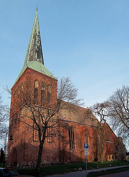 Kröpelin Kirche von SW