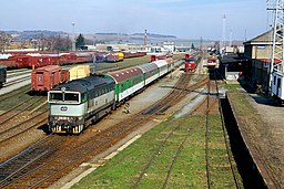 Motorová lokomotiva 750 na nádraží v Krnově