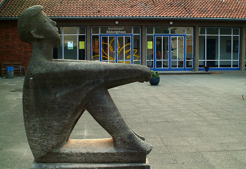 File:Kurt Lehmann Vogeltränke Sitzender Knabe mit Schale 1933 1953 Volksschule Bonner Straße 10 Montessori Bildungshaus Hannover Blick auf den Eingang.jpg