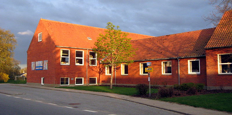 File:Lørslev Skole 2010 ubt.jpeg