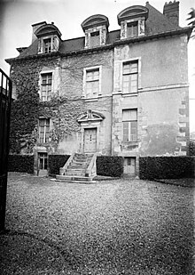 Hôtel de la Moussaye, remanié dans la première moitié du XVIIème siècle par l’architecte Lavallois [Pierre Corbineau], Sa cour d'honneur avec l'escalier en granite à rampe placée contre la façade de l'édifice principal. Photo de 1935.