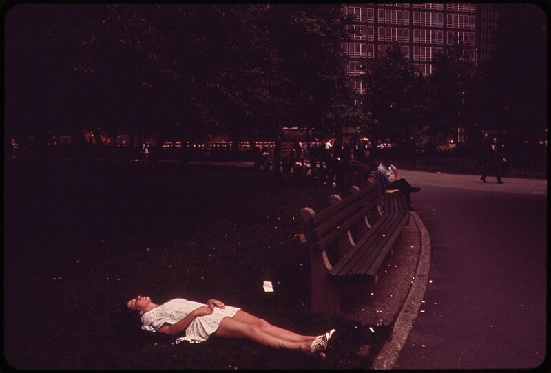 File:LUNCH-HOUR NAP IN BATTERY PARK, LOWER MANHATTAN - NARA - 549911.jpg