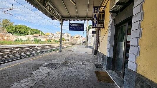 La stazione di Catania Acquicella, vista dal lato dei binari, in direzione Messina, 20 gennaio 2024.