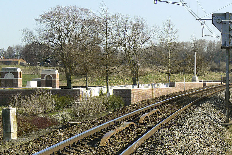 File:Larch Wood Cem.10.JPG