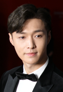 Lay at Busan International Film Festival Opening Ceremony on October 4, 2018 (1).png