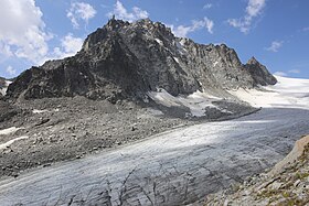 Le Portalet dominant le glacier d'Orny vus depuis le sentier entre les cabanes d'Orny et du Trient.