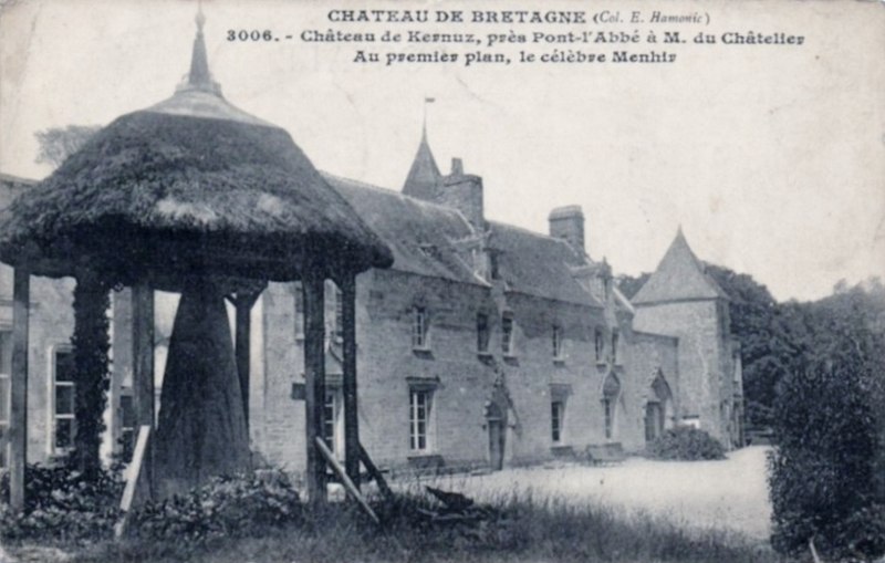 File:Le menhir-autel au château de Kernuz.jpg