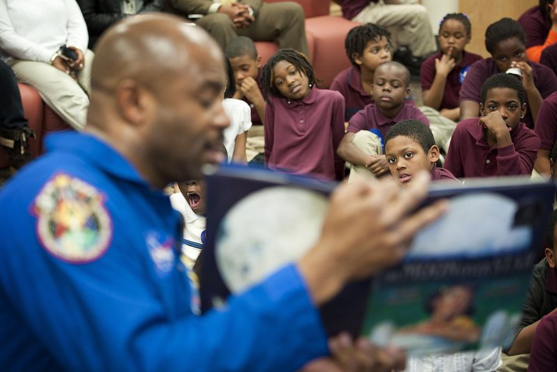 File:Leland Melvin Meets with Elementary Students (201102080002HQ) DVIDS839948.jpg