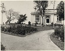 Wausau Free Public Library, 1910 Librarywithgarden.jpg