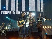 Ligabue durante il concerto Ellesette del 17 dicembre 2007