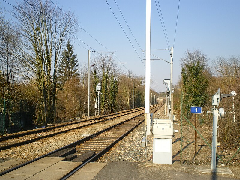 File:Ligne Pontoise - Creil - Avril 2013 - Entre Epluche et saint-Ouen.JPG