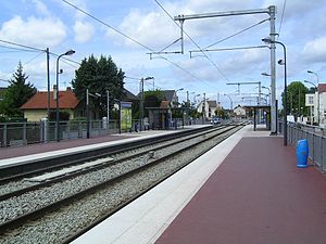 Livry Gargan Straßenbahn Lycee Henri Sellier.jpg