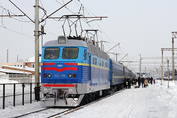Electric locomotive Škoda ChS4-109. The Moscow–Odesa train in Vinnytsia railway station.