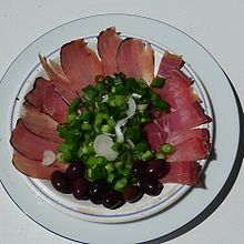 Sliced lountza (left) along with chiromer, onions and olives Luntza und Hieromeri.jpg