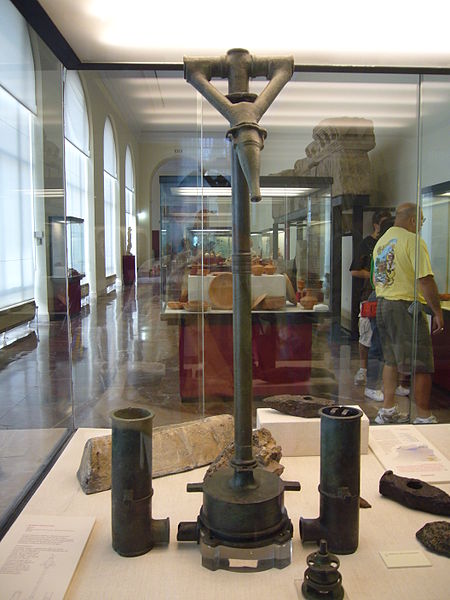 File:Madrid Arqueologico - pompa idraulica 1030103.JPG