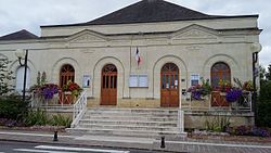 Mairie de Beaumont-en-Véron.jpg