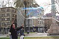 Herstellung riesiger Seifenblasen in Barcelona März 2015 (5).JPG