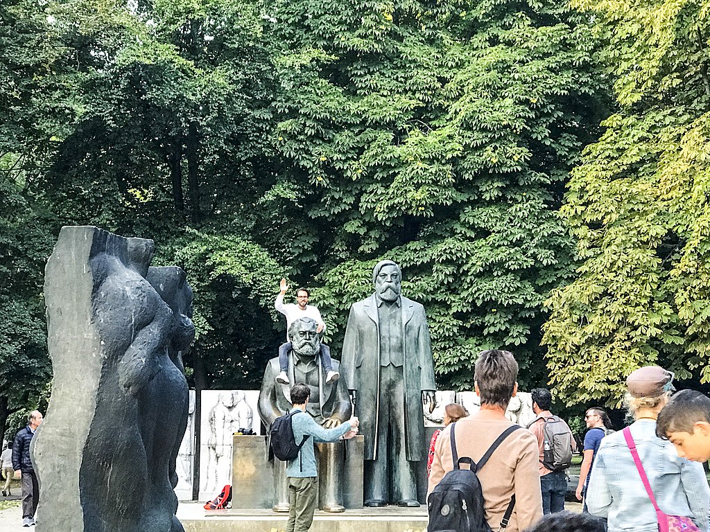 Marx and Engels statue in Berlin 03