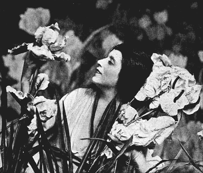 File:Mascagni - Iris - Iris in her garden (Lucrezia Bori) - White - The Victrola book of the opera.jpg
