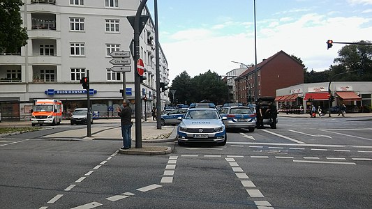 Polizeiwagen in der Fuhlsbüttler Straße unweit des Tatorts