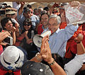 Presidente Sebastián Piñera amuesa a los medios de prensa'l mensaxe de los mineros atrapaos