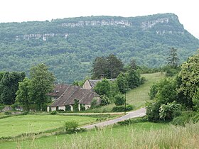 Le mont de Cordon vu du Nord, avec le hameau de Pluvis (Izieu) au premier plan.