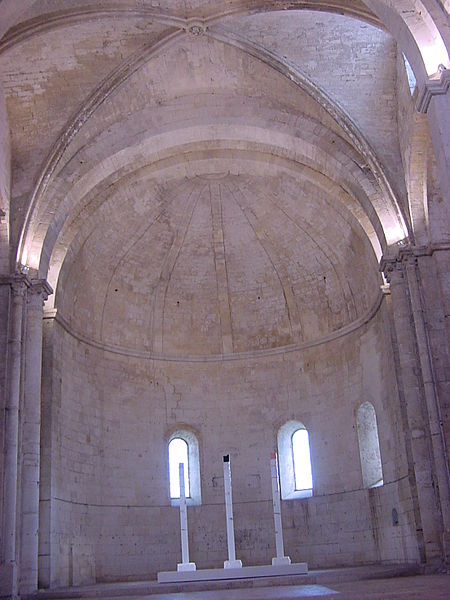 File:Montmajour-Abbatiale.jpg