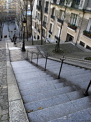 Una foto tomada desde lo alto de la escalera, mirando hacia abajo.