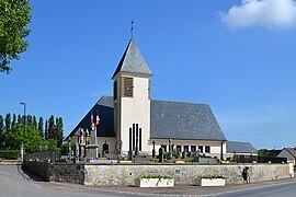 Denkmal aux Morts et église Saint-Julien du Mesnil-Patry.jpg