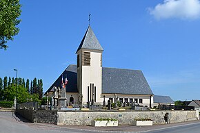 Monument aux Morts et eglise Saint-Julien du Mesnil-Patry.jpg
