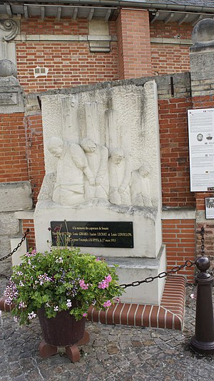 Memorial to four corporals executed at Suippes Morts pour l'exemple Suippes.jpg