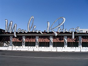 Neonový nápis hotelu Moulin Rouge na fasádě dosud zachované (2006)