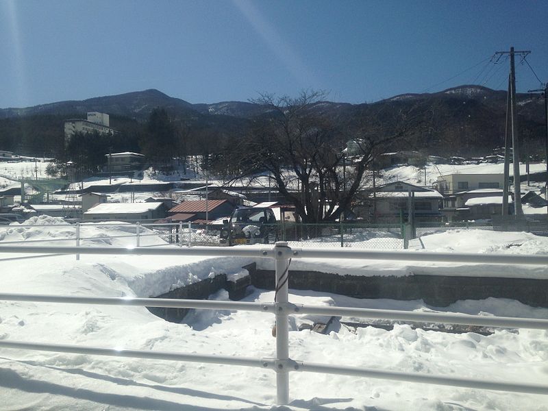 File:Mount Nyukasayama from train of Chuo Main Line at Aoyagi Station.JPG