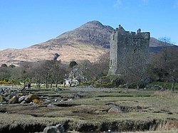 Moy Castle on Lochbuie, Mull is the historic seat of the chief of the Clan Maclaine of Lochbuie. Moy Castle on Mull - geograph.org.uk - 33674.jpg