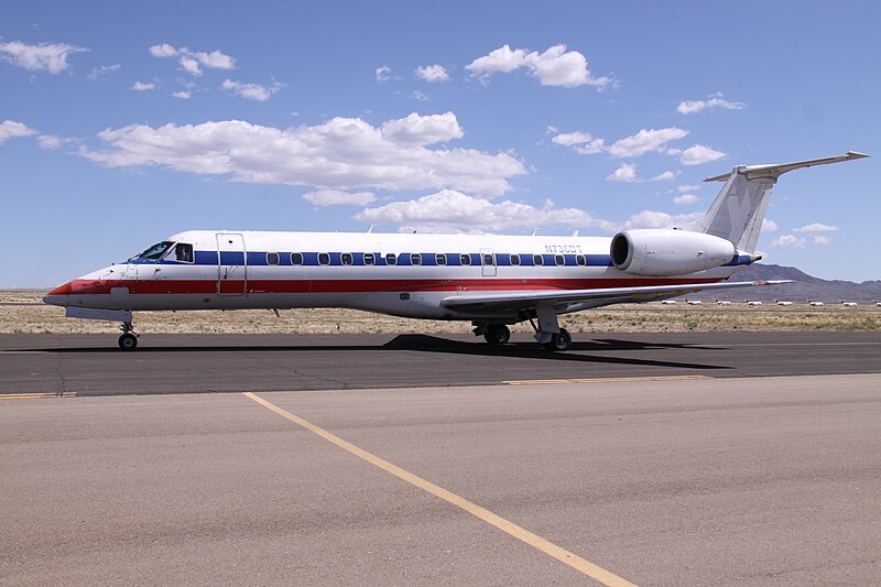 File:N736DT Embraer ERJ 135LR Ex -- American Eagle (8970664996).jpg