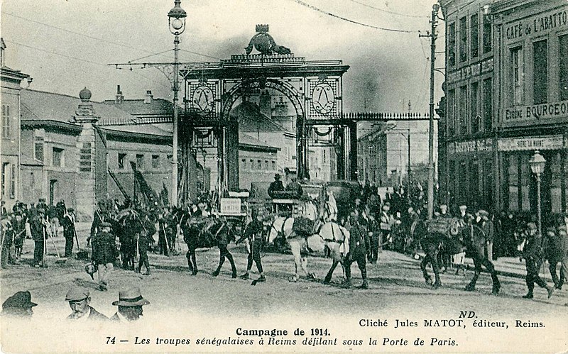 File:ND - MATOT 74 - Campagne de 1914 - Les troupes sénégalaises à Reims défilant sous la Porte de Paris.JPG